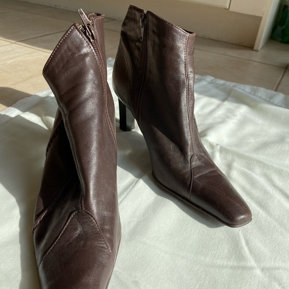 Davella Brown Leather Boots with matching Purse - Picture 3 of 3